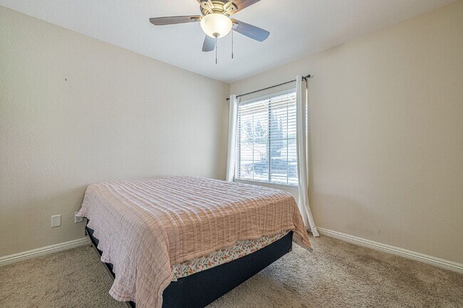 Building Photo - Beautiful 3-Bedroom Home in West Palmdale Community