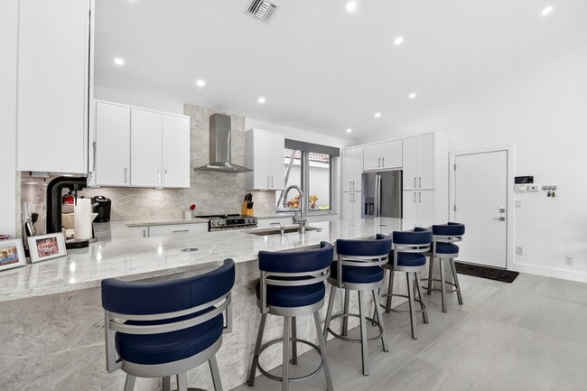 Building Photo - 5063 Ventura Dr