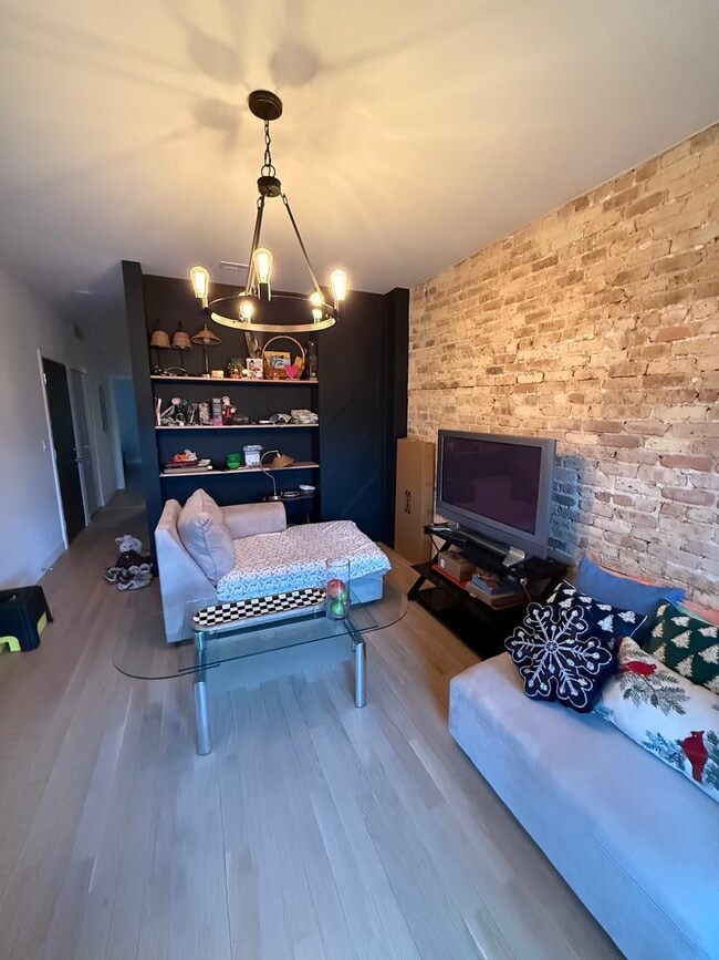 Building Photo - 927 N Mozart St