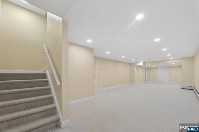 Building Photo - 2 W Saddle River Rd