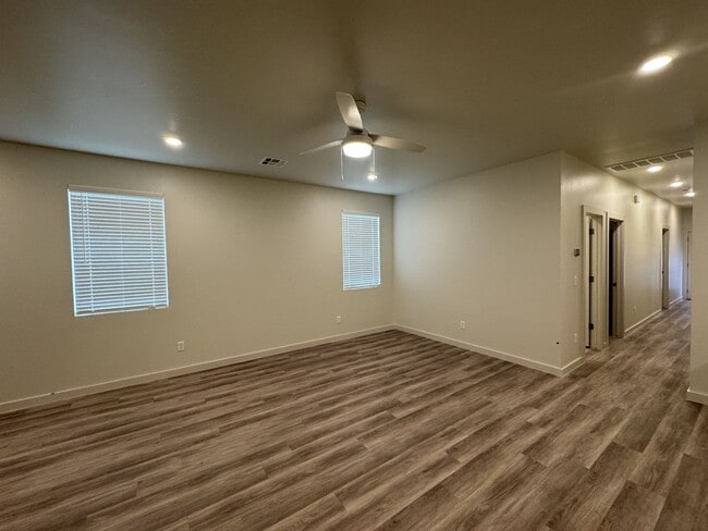 Building Photo - Luxury 3 Bedroom 2 Bathroom Duplex with 2 Car Garage in Bethany, Ok (ALL appliances included)