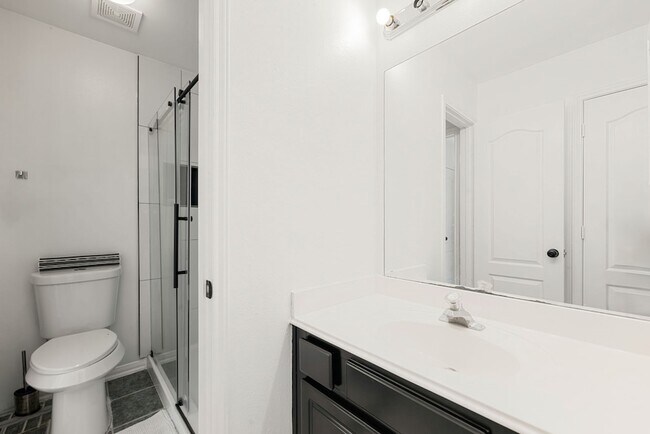 Building Photo - 14910 Lake Woodbridge Ct