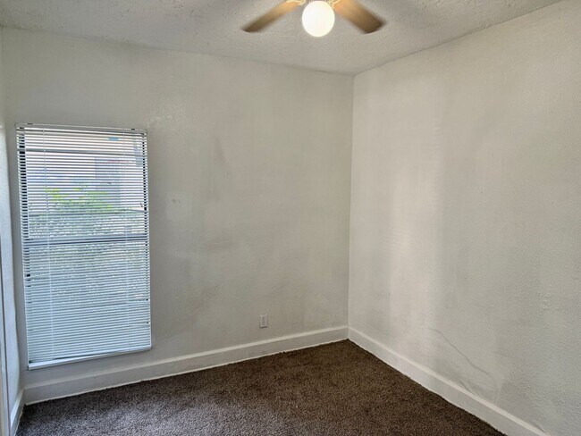 Building Photo - 3/1 Located in South St. Pete!