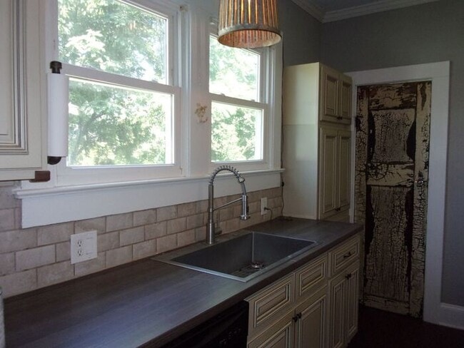Building Photo - 4 Bedroom 2 Bath Home Blocks to Downtown R...