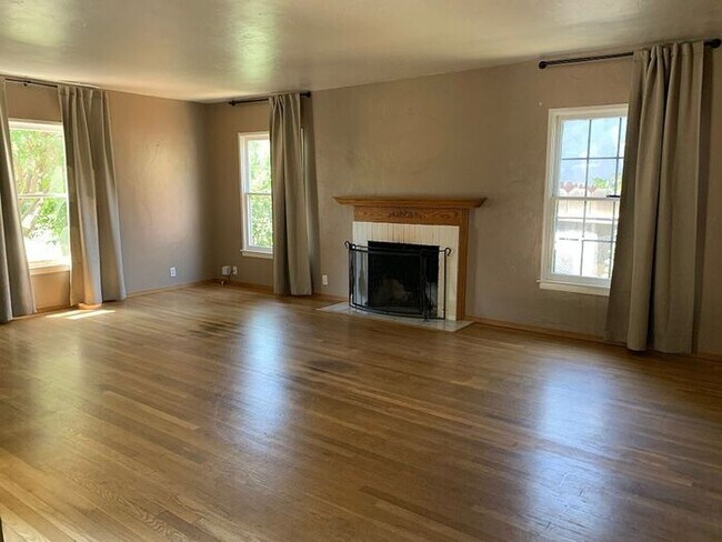 Building Photo - Charming Beverly Glen Home for Rent!