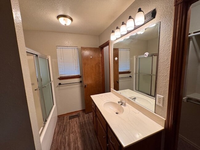 Building Photo - Brand new Luxury vinyl Plank in living, Kitchen and dining, new paint, 3 bed 2 bath 2 car in Must...