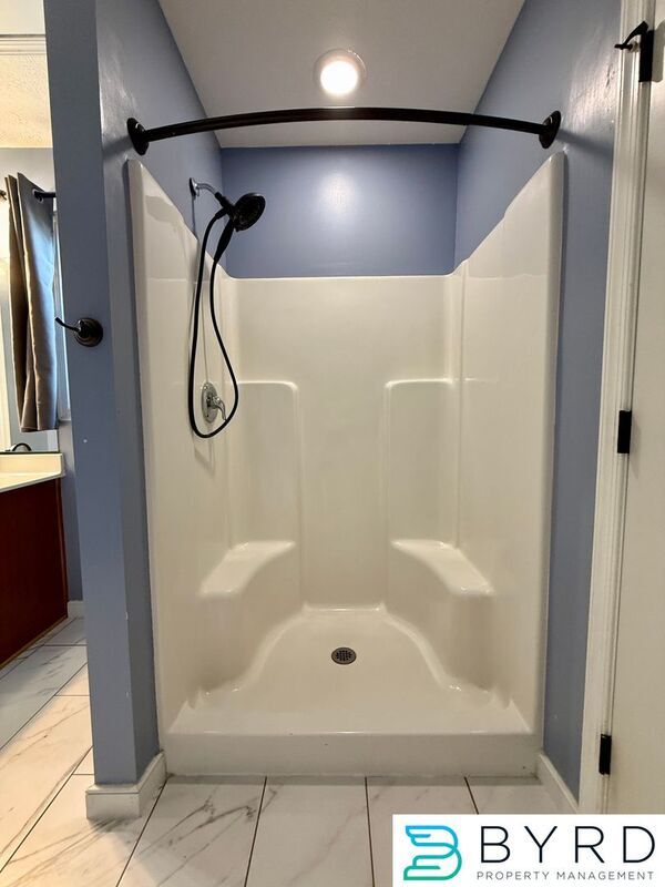 Building Photo - 1001 Greenview Dr