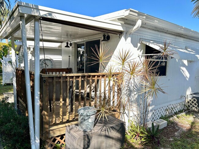 Building Photo - 425 Bougainvilla Dr