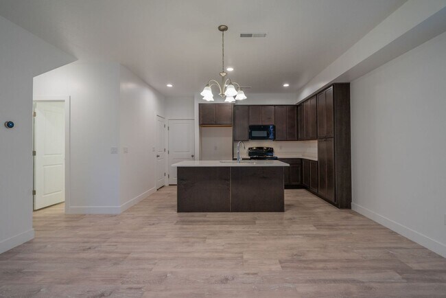 Building Photo - Well Maintained, 3 Bedroom and 2.5 Bathroom Townhome in Desert Color! Internet Included!