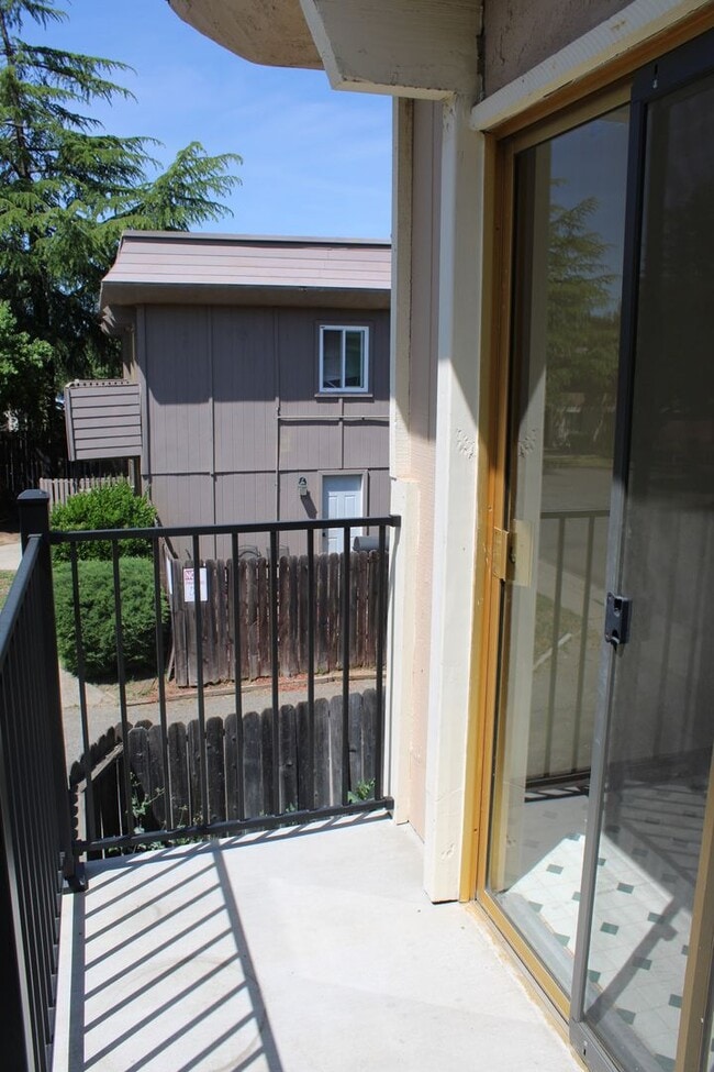 Building Photo - 2213 Roselake Ave