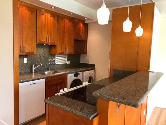 Building Photo - 2 Bed 2 Bath 1 Parking at Marco Polo Apartments, Great Views and Amenities!!!