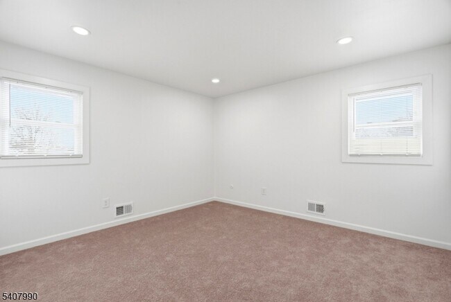 Building Photo - 114 Grove St