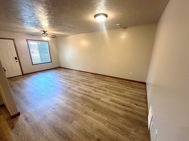 Building Photo - 2 BEDROOM, 1 BATH, NO STEPS, ATTACHED GARA...