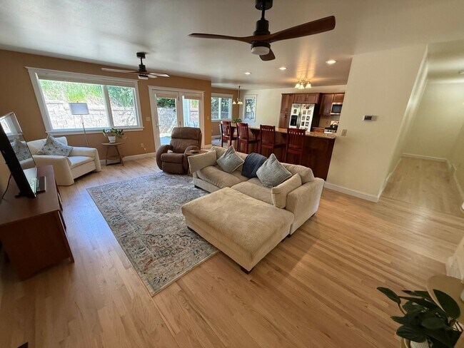 Building Photo - 3 Bed 2 Bath Large Beautiful Home