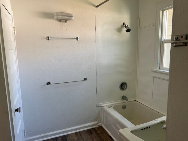 Building Photo - Spacious 2 Bed/ 1 Bath House For Rent!