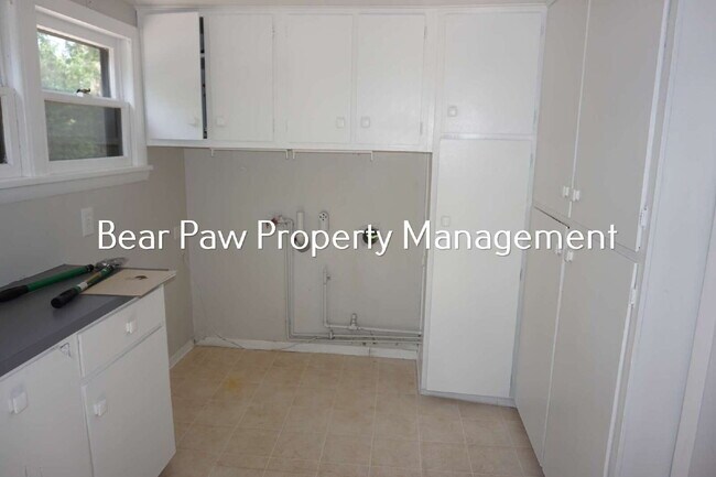 Building Photo - "Charming 3-Bedroom Retreat with 2 Baths in the Heart of Golden"