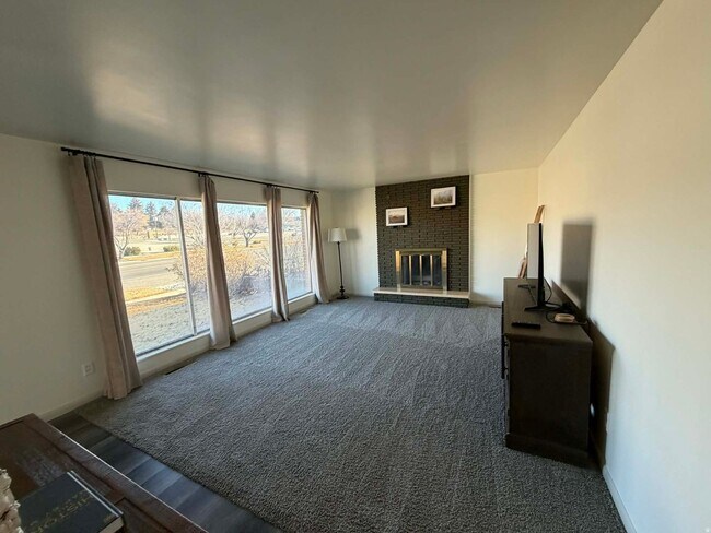 Building Photo - Cute Price Home