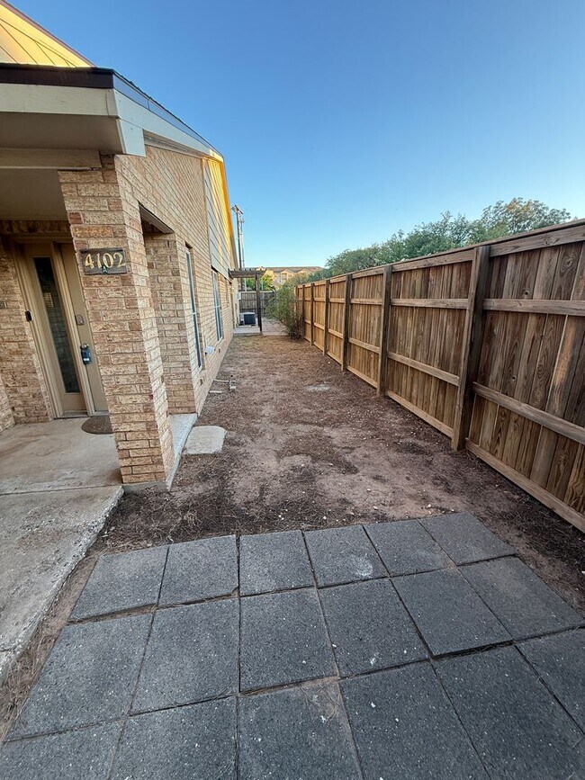 Building Photo - 3/2 Town House/ Quaker & 18th street!!