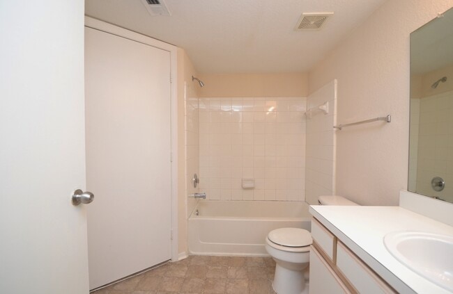 Building Photo - Beautiful 1/1 in Villas Del Sol ~ Gated Comm w/ Resort-Style Amenities!