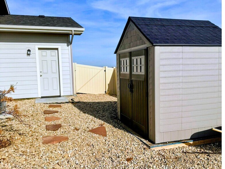 Building Photo - 1343 E Fort Erie St