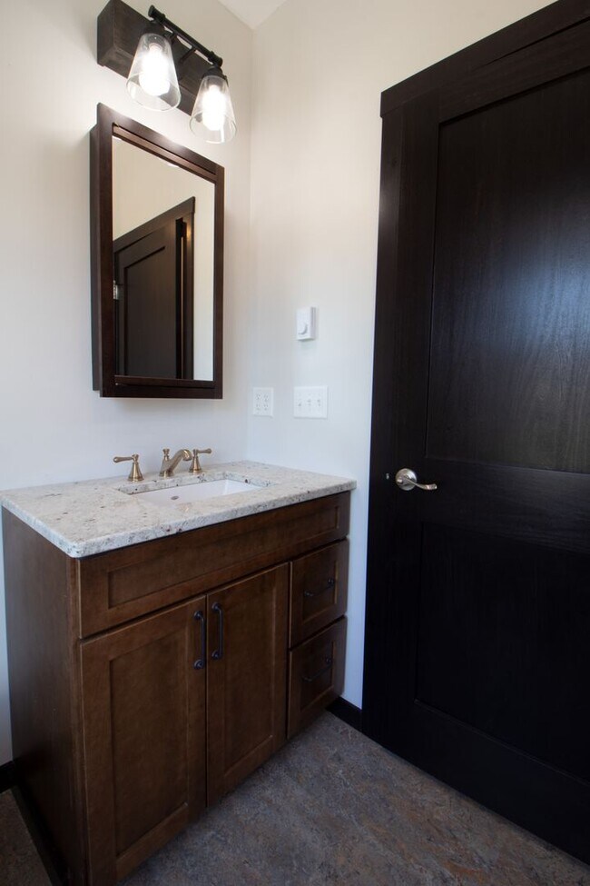 Building Photo - AVAILABLE JULY - Renovated Luxury 1 bed/1 ...