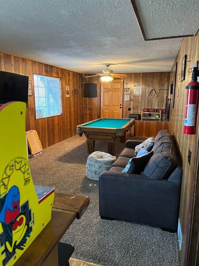 Building Photo - 3 bedroom/ 3 bath. Fully furnished ready f...