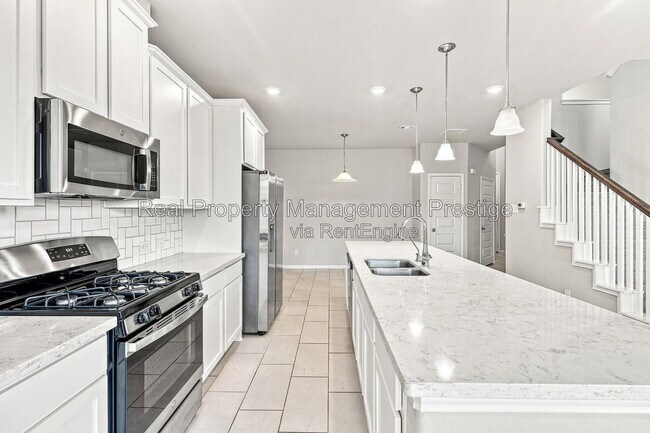 Building Photo - 7333 Hinsdale Dr