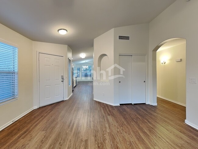 Building Photo - 2202 E Arabian Dr