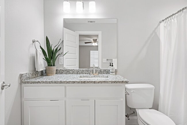 Building Photo - "Charming Denison Duplex with Granite Eleg...