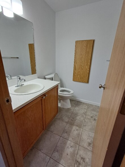 Building Photo - 806 SE 153rd Ave