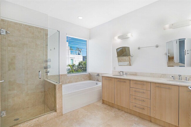 Building Photo - 741 NE 4th Ave