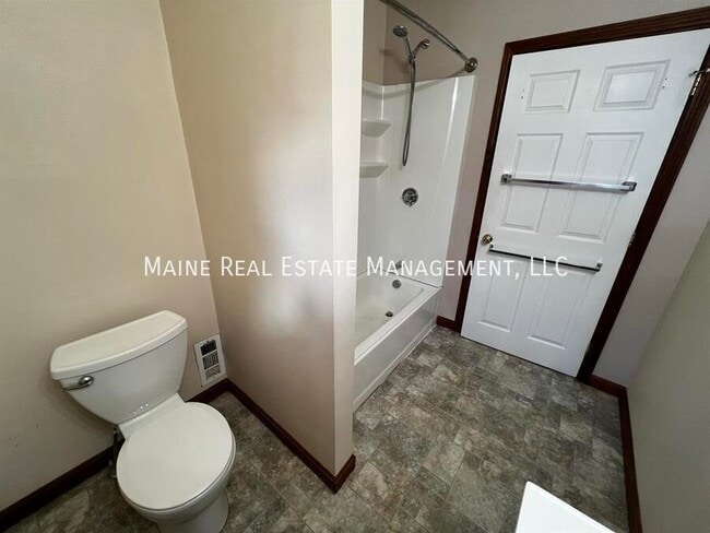 Building Photo - 40 Dillingham St