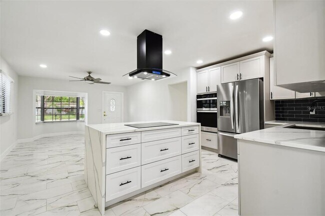 Building Photo - 4910 N Darby Ave