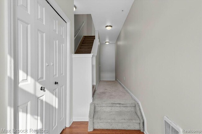 Building Photo - 3255 Camden Dr