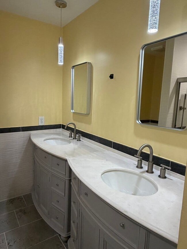 Building Photo - Updated Townhouse on the North End of Hilton Head