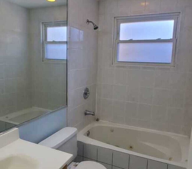 Building Photo - 1643 W Sherwin Ave