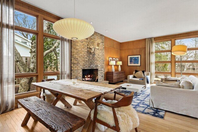 Building Photo - Mid-Century Home