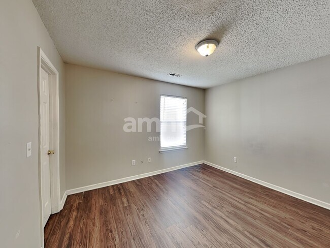 Building Photo - 3928 Edgeview Dr