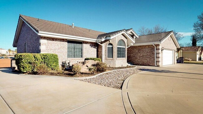 Primary Photo - 740 N Daybreak Dr