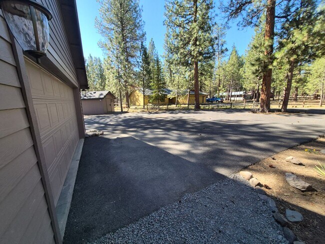 Building Photo - 3BR/2BA Retreat in Tollgate development - Sisters