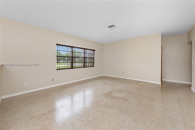 Building Photo - 640 SW 5th Ave
