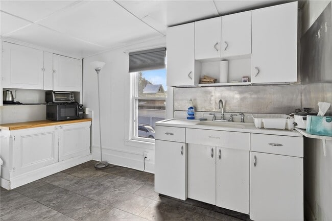 Building Photo - 607 N Cayuga St