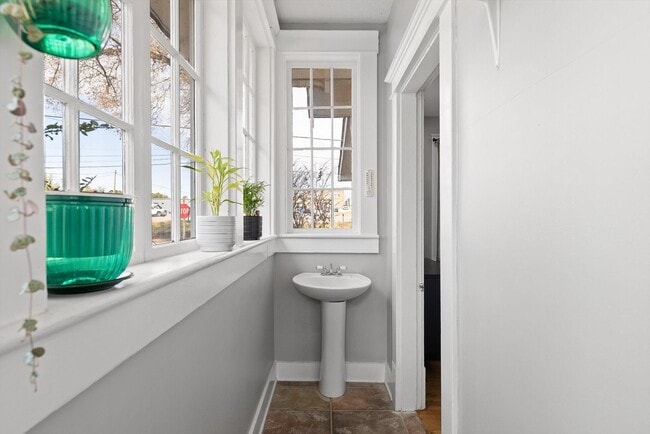 Building Photo - 207 Culberson Ave