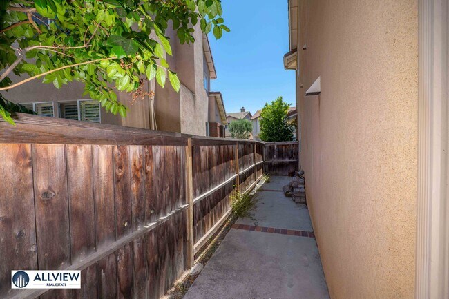 Building Photo - Beautifully Updated 4 Bedroom Single Family Home in Peaceful Glen Willow, West Irvine