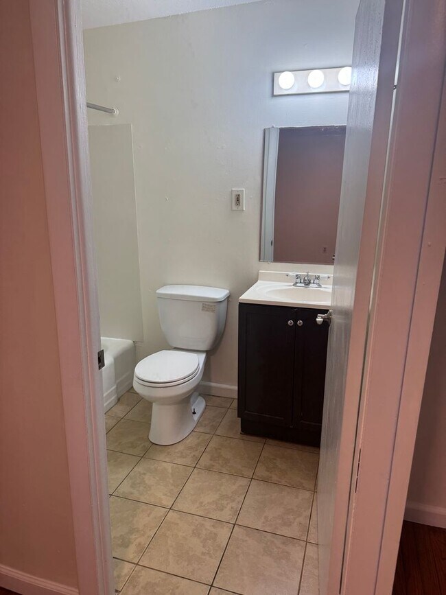 Building Photo - One Bedroom Unit--Southwick Ma