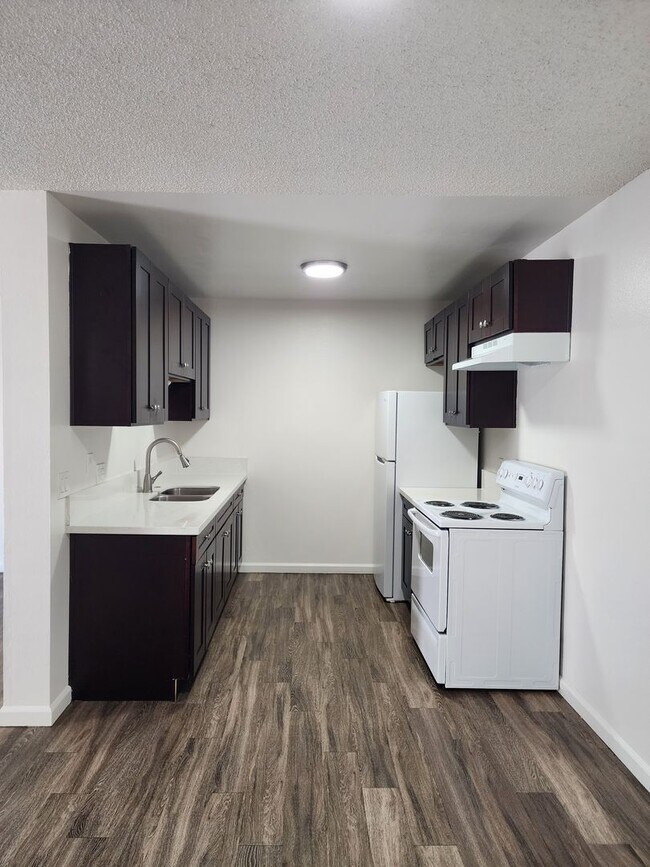 Building Photo - 3 bed, 2 bath