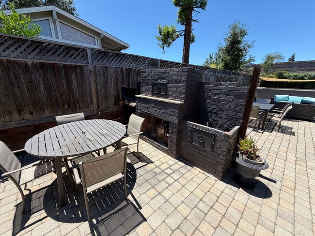 Building Photo - "Charming 3-Bedroom Oasis with Granite Elegance & Hardwood Warmth in Concord!"