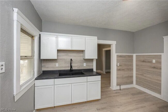 Building Photo - Comfortable & Convenient Cleveland Living