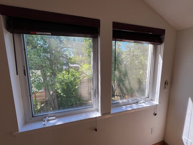 Building Photo - 3033 NE 12th Ave