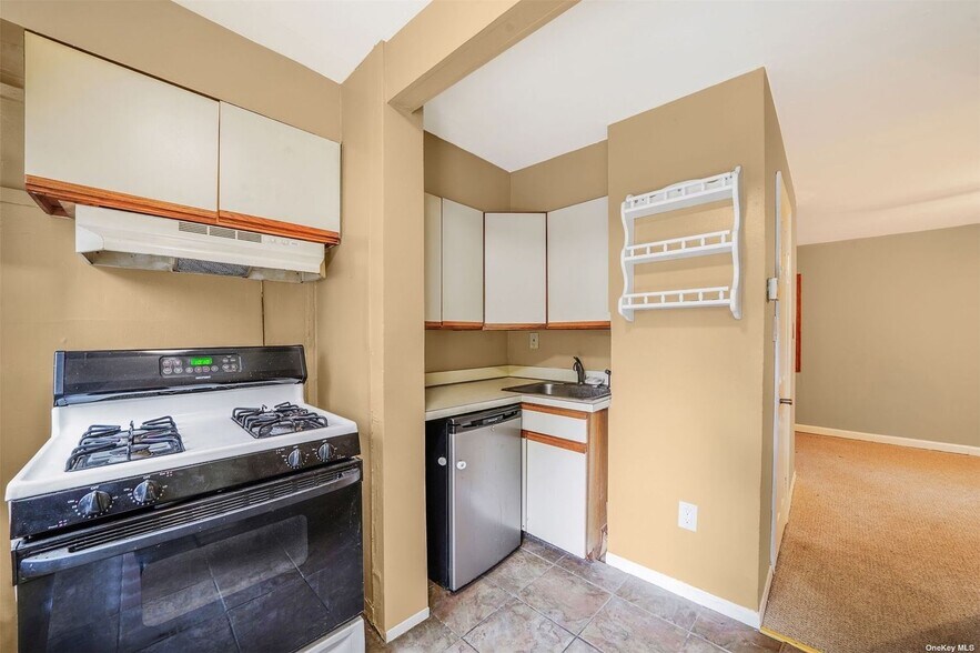 Primary Photo - 737 Seaman Ave